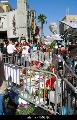 Medien und Fans konvergieren auf dem Hollywood Walk of Fame, um ihren Respekt zu Michael Jackson zu zahlen an der make-shift Schrein auf seinen Stern vor dem Grauman's Chinese Theater in Hollywood, CA, 27. Juni 2009 erstellt. © Joseph Martinez/Picturelux - Alle Rechte vorbehalten File Reference # 30035 021 PLX nur für redaktionelle Verwendung - Alle Rechte vorbehalten Stockfoto