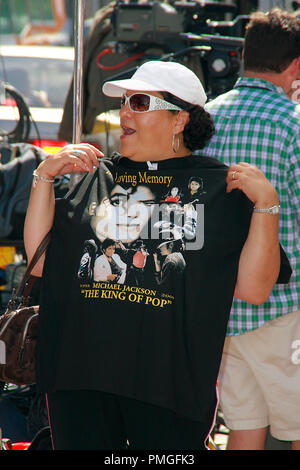 Medien und Fans konvergieren auf dem Hollywood Walk of Fame, um ihren Respekt zu Michael Jackson zu zahlen an der make-shift Schrein auf seinen Stern vor dem Grauman's Chinese Theater in Hollywood, CA, 27. Juni 2009 erstellt. © Joseph Martinez/Picturelux - Alle Rechte vorbehalten File Reference # 30035 023 PLX nur für redaktionelle Verwendung - Alle Rechte vorbehalten Stockfoto