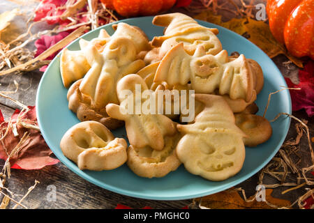 Hausgemachte Halloween Cookies auf Holztisch. Stockfoto