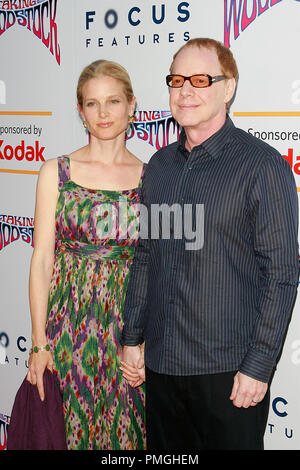 Bridget Fonda und Danny Elfman an den 2009 Film unabhängigen Los Angeles Screening von Focus Features'' die Woodstock'. Ankünfte am Arclight Hollywood in Hollywood, CA, 4. August 2009. Foto: PictureLux Datei Referenz # 30053 37 PLX nur für redaktionelle Verwendung - Alle Rechte vorbehalten Stockfoto