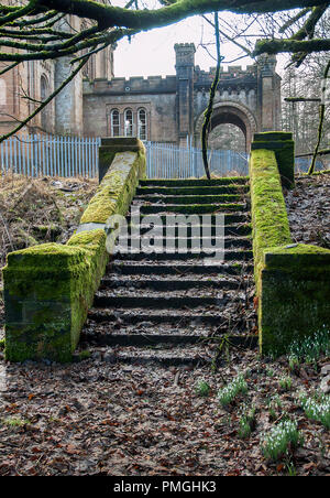 East Dunbartonshire, SCHOTTLAND - 12. FEBRUAR 2011: Alte Treppen, die zum Haupteingang von Lennox Castle führen. Stockfoto