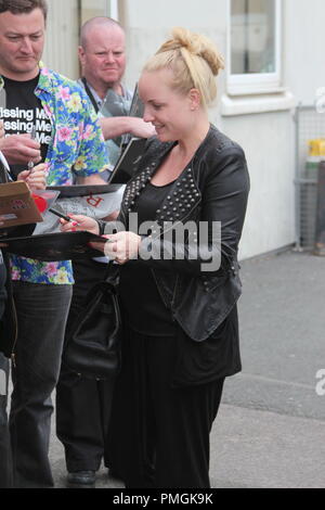 kerry Elliis kommt am Venue Cymru Llandudno, Wales an Stockfoto