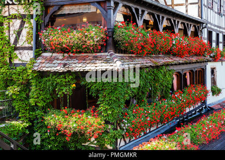 Fachwerkhaus mit Balkon voller Blüten in La Petite France, Strasbourg, Frankreich Stockfoto