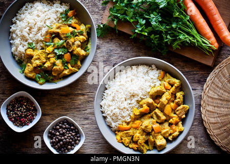 Schalen mit hausgemachter Curry Hauptgericht mit Gemüse und Reis Stockfoto