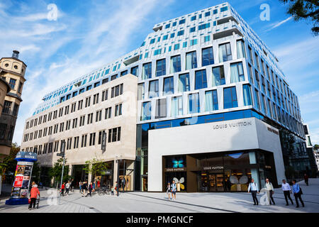 Stuttgart, Deutschland - 07 September, 2018: Louis Vuitton store mit nicht identifizierten Personen. Louis Vuitton ist eine französische Fashion House und Einzelhandel Luxus compa Stockfoto