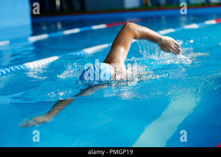 Bild des Athleten Mann in blauen Deckel Schwimmen im Pool Stockfoto