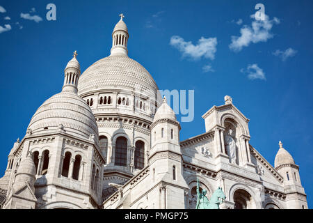 Sacre Coeur Kirche in Paris mit blauem Himmel Stockfoto