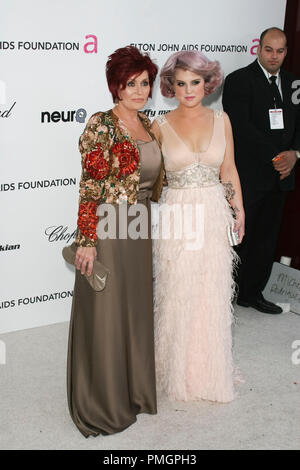 Sharon Osbourne und Kelly Osbourne auf der 18. jährlichen Elton John AIDS Foundation Academy Awards Betrachtung Partei. Ankunft im Pacific Design Center in West Hollywood, CA am Sonntag, 7. März 2010 statt. Foto: PictureLux Datei Referenz # 30152 61 PLX nur für redaktionelle Verwendung - Alle Rechte vorbehalten Stockfoto