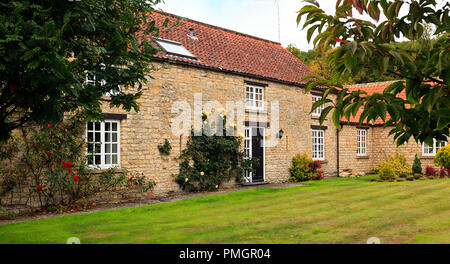Stone Cottage in der North Yorkshire Dorf Thornton-le-Dale Stockfoto