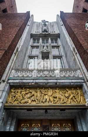 Skulptur, Relief über dem Haupteingang des Osloer Rathaus, rotes Backsteingebäude im funktionalistischen Stil zwischen 1931 und 1950, Oslo, Norwegen Stockfoto