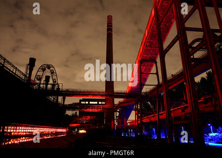 Kokarei der Zeche Zollverein das Weltkulturerbe in Essen. Mit dem Beginn der Abenddämmerung, Beleuchtung setzt und taucht die Industriekulisse im roten Licht. Stockfoto