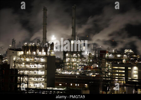 Dampf wogenden über die chemische Industrieanlagen der Chemiepark Marl, der von der chemischen Werke Hüls entstanden. Heute, einige Firmen, einschließlich evonic, chemische Produkte und Rohstoffe produzieren. Stockfoto