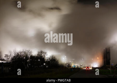 Dampf wogenden über die chemische Industrieanlagen der Chemiepark Marl, der von der chemischen Werke Hüls entstanden. Heute, einige Firmen, einschließlich evonic, chemische Produkte und Rohstoffe produzieren. Stockfoto