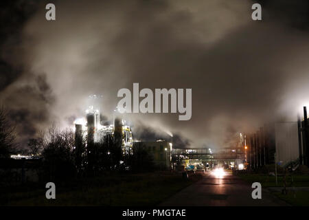 Dampf wogenden über die chemische Industrieanlagen der Chemiepark Marl, der von der chemischen Werke Hüls entstanden. Heute, einige Firmen, einschließlich evonic, chemische Produkte und Rohstoffe produzieren. Stockfoto