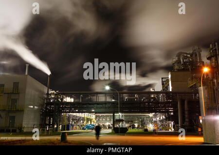 Dampf wogenden über die chemische Industrieanlagen der Chemiepark Marl, der von der chemischen Werke Hüls entstanden. Heute, einige Firmen, einschließlich evonic, chemische Produkte und Rohstoffe produzieren. Stockfoto