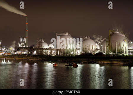 Dampf wogenden über die chemische Industrieanlagen der Chemiepark Marl, der von der chemischen Werke Hüls entstanden. Heute, einige Firmen, einschließlich evonic, chemische Produkte und Rohstoffe produzieren. Stockfoto