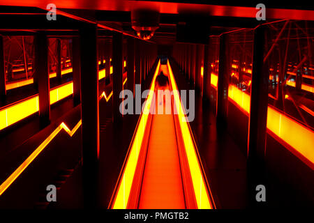 Rolltreppe zur ehemaligen Kohle Waschen auf der Zeche Zollverein erinnert an Glühender Stahl auf einem rollenden Straße. Zu Beginn der Dämmerung, die Beleuchtung, die von der UNESCO zum Weltkulturerbe beginnt. Stockfoto