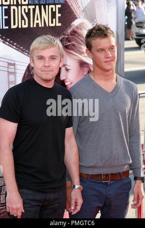 Rick Schroder und Sohn Lukas auf der Los Angeles Premiere von New Line Cinema's 'Abstand' zu gehen. Arrivlas gehalten an der Grauman Chinese Theatre in Hollywood, CA. Am 23. August 2010. Foto: Richard Chavez/Picturelux Datei Referenz # 30438 192 PLX nur für redaktionelle Verwendung - Alle Rechte vorbehalten Stockfoto