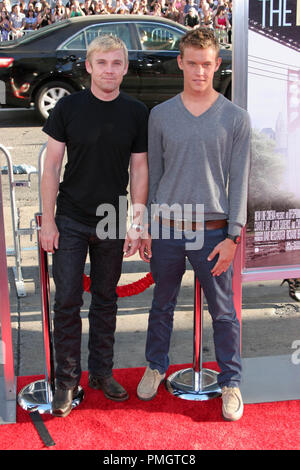 Rick Schroder und Sohn Lukas auf der Los Angeles Premiere von New Line Cinema's 'Abstand' zu gehen. Arrivlas gehalten an der Grauman Chinese Theatre in Hollywood, CA. Am 23. August 2010. Foto: Richard Chavez/Picturelux Datei Referenz # 30438 193 PLX nur für redaktionelle Verwendung - Alle Rechte vorbehalten Stockfoto