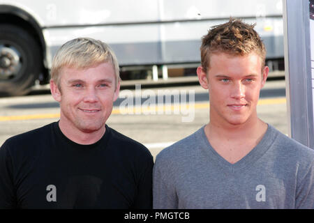 Rick Schroder und Sohn Lukas auf der Los Angeles Premiere von New Line Cinema's 'Abstand' zu gehen. Arrivlas gehalten an der Grauman Chinese Theatre in Hollywood, CA. Am 23. August 2010. Foto: Richard Chavez/Picturelux Datei Referenz # 30438 194 PLX nur für redaktionelle Verwendung - Alle Rechte vorbehalten Stockfoto