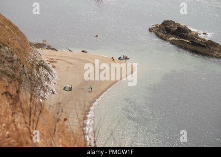 Blick auf den Strand und das Meer, von einer Klippe. Mann-O Krieg Cove. Dorset. Stockfoto