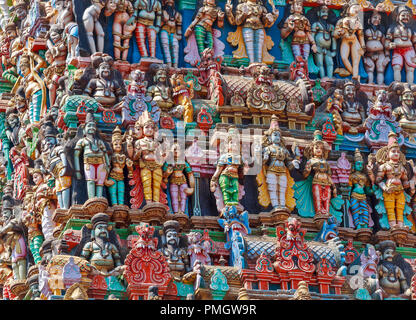 MEENAKSHI TEMPEL MADURAI Tamil Nadu Indien hunderte von Götter und Dämonen AUF DER SEITE VON EINEM TEMPEL TURM Stockfoto