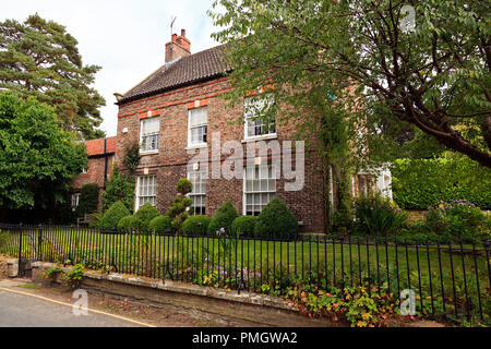 Große Familie zu Hause in Thornton-le-Dale North Yorkshire Stockfoto