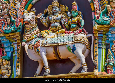 MEENAKSHI TEMPEL MADURAI Tamil Nadu Indien Statuen des Gottes Shiva und Parvati sitzt auf der Stier Nandi Stockfoto