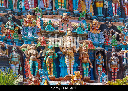 MEENAKSHI TEMPEL MADURAI Tamil Nadu INDIEN TEMPEL TURM DETAIL Statuen von Dämonen und Götter Stockfoto