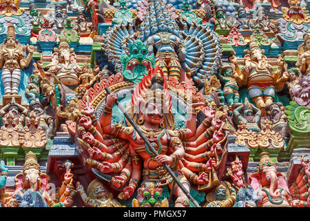 MEENAKSHI TEMPEL MADURAI Tamil Nadu INDIEN DAEMON DETAIL MIT EINEM SPEER Stockfoto