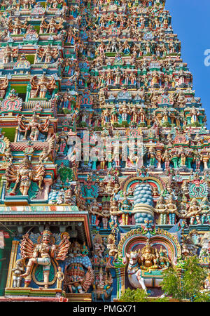 MEENAKSHI TEMPEL MADURAI Tamil Nadu, Indien, Dämonen und Götter HUNDERTE VON FARBIGEN STATUEN AUF EINEN TEMPEL TURM Stockfoto