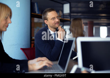 Businessteam arbeiten gemeinsam am Projekt Stockfoto