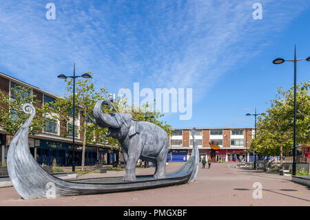 Die begeisterte Elefantenstatue in Kirkby Stadtzentrum. Edward Lear limerick Stockfoto