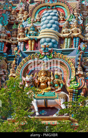 MEENAKSHI TEMPEL MADURAI Tamil Nadu INDIEN DETAIL VON EINEM TURM MIT NANDI LORD Lord Shiva und Parvati sitzt AUF DEM STIER UND EINE GROSSE SCHLANGE STATT OBEN Stockfoto