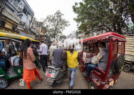 Delhi, Indien - 11. Dezember 2017: Menschenmenge und Verkehr auf der Straße am Chandni Chowk, Alt Delhi, berühmten Reiseziel in Indien. Chaotische Stadt leben, Arbeit Stockfoto