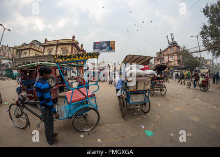 Delhi, Indien - 11. Dezember 2017: Menschenmenge und Verkehr auf der Straße am Chandni Chowk, Alt Delhi, berühmten Reiseziel in Indien. Chaotische Stadt leben, Arbeit Stockfoto