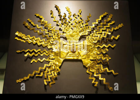 QUITO, ECUADOR - August 24, 2018: in der Nähe von wunderschönen goldenen Inca Maske innerhalb von el Agora Museum in der Casa de la Cultura in Quito Stockfoto