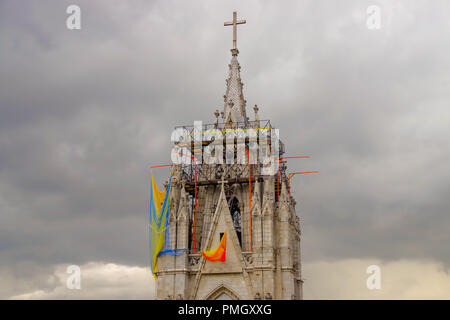 QUITO, ECUADOR - August 24, 2018: Blick auf die Türme der Basilika in Quito, Ecuador mit der Stadt im Hintergrund sichtbar Stockfoto