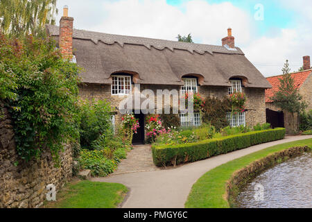 Reetdachhaus von der Beck in Thornton-le-Dale North Yorkshire Stockfoto