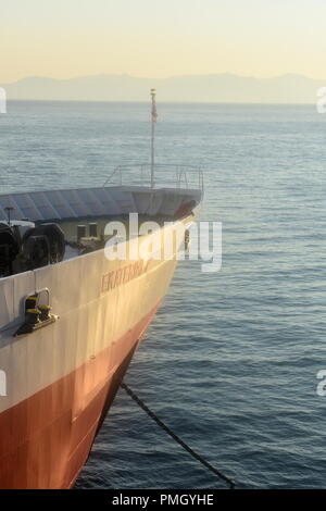 Griechenland, der Athener Hafen von Rafina. Die Vorderseite einer Fähre in der frühen Morgensonne. Das Schiff ist dabei, zu den schönen griechischen Inseln zu segeln. Stockfoto