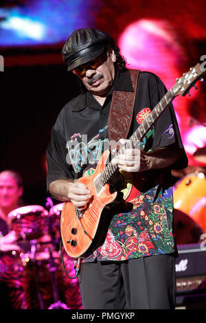 Carlos Santana führt im Konzert an die fundierte Beratung Amphitheater in West Palm Beach, Florida, am 28. September 2006. Stockfoto