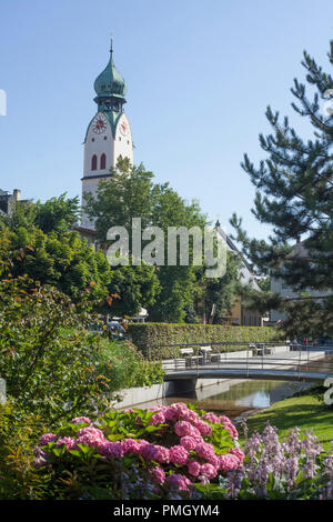 Riedergarten mit Pfarrkirche St. Nikolaus, Rosenheim, Oberbayern, Bayern, Deutschland, Europa ich Riedergarten mit Stadtpfarrkirche St. Nikolaus, R Stockfoto