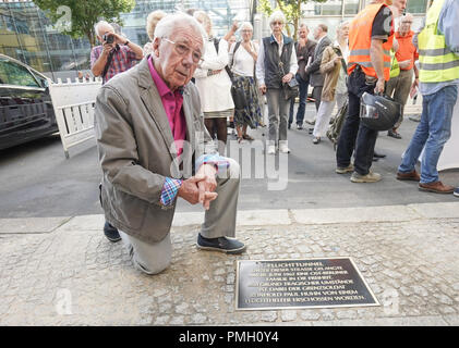 18. September 2018, Berlin: Bei ihrer Einweihung, Zeitzeuge Rudolf Müller kniet sich vor eine Gedenktafel zur Erinnerung an die Flucht aus dem Tunnel am Checkpoint Charlie in der Zimmerstraße in 1962. Foto: Jörg Carstensen/dpa Stockfoto