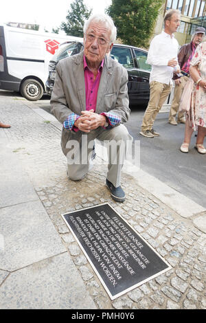 18. September 2018, Berlin: Bei ihrer Einweihung, Zeitzeuge Rudolf Müller kniet sich vor eine Gedenktafel zur Erinnerung an die Flucht aus dem Tunnel am Checkpoint Charlie in der Zimmerstraße in 1962. Foto: Jörg Carstensen/dpa Stockfoto