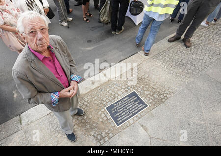 18. September 2018, Berlin: Bei ihrer Einweihung, Zeitzeuge Rudolf Müller steht vor einer Gedenktafel zur Erinnerung an die Flucht aus dem Tunnel am Checkpoint Charlie in der Zimmerstraße in 1962. Foto: Jörg Carstensen/dpa Stockfoto