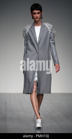 London, Großbritannien. 14 Sep, 2018. Ein Modell geht der Start- und Landebahn an der J. JS Lee zeigen während der London Fashion Week im September 2018 an der BFC. Credit: Rahman Hassani/SOPA Images/ZUMA Draht/Alamy leben Nachrichten Stockfoto