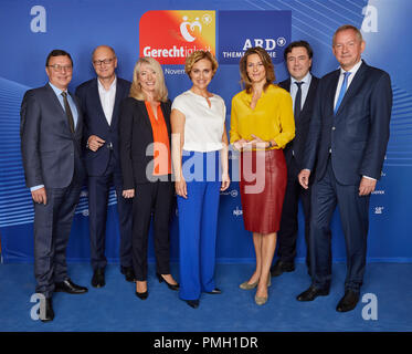 18 September 2018, Hamburg: Volker Herres, Programmdirektor Erstes Deutsches Fernsehen (L-R), Joachim Knuth, NDR Programmdirektor Radio, Sabine Klein, stellvertretender Chefredakteur ndr.de, Caren Miosga, Tag Thema Moderator, Anja Reschke, Leiter der Inneren Angelegenheiten Fernsehen, Frank Beckmann, NDR Programmdirektor Fernsehen, und Lutz Marmor, Direktor des Norddeutschen Rundfunks (NDR), zu einer Fotosession auf der ARD Themenwoche "Gerechtigkeit". Von 11.11. bis 17.11.2018, ARD-Fernsehen und Radio Programme werden mit der Frage der Gerechtigkeit. Foto: Georg Wendt/dpa Stockfoto