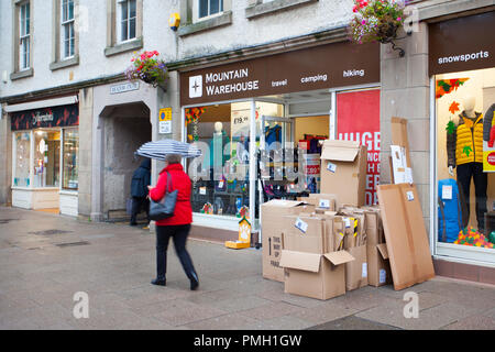 Recycling von handelsüblichen Kartonschachteln wartet auf die Abholung vor dem Mountain Warehouse Reise- und Campingladen, Dundee, Schottland. VEREINIGTES KÖNIGREICH . Kredit; MediaWorldImages/AlamyLiveNews Stockfoto