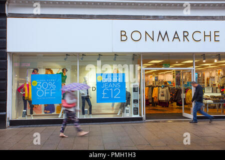 BonMarche Fashion Store Dundee, Schottland. UK Wetter 18/09/2018. Verregneter Start in den Tag in der Innenstadt mit starken Regen Prognose für später am Tag einschließlich Unposed Aufnahmen von Menschen Kredit; MediaWorldImages/AlamyLiveNews Stockfoto