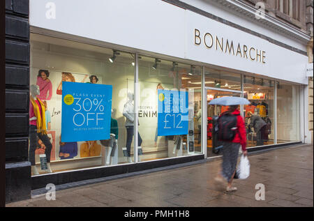 BonMarche Fashion Store Dundee, Schottland. UK Wetter 18/09/2018. Verregneter Start in den Tag in der Innenstadt mit starken Regen Prognose für später am Tag einschließlich Unposed Aufnahmen von Menschen Kredit; MediaWorldImages/AlamyLiveNews Stockfoto